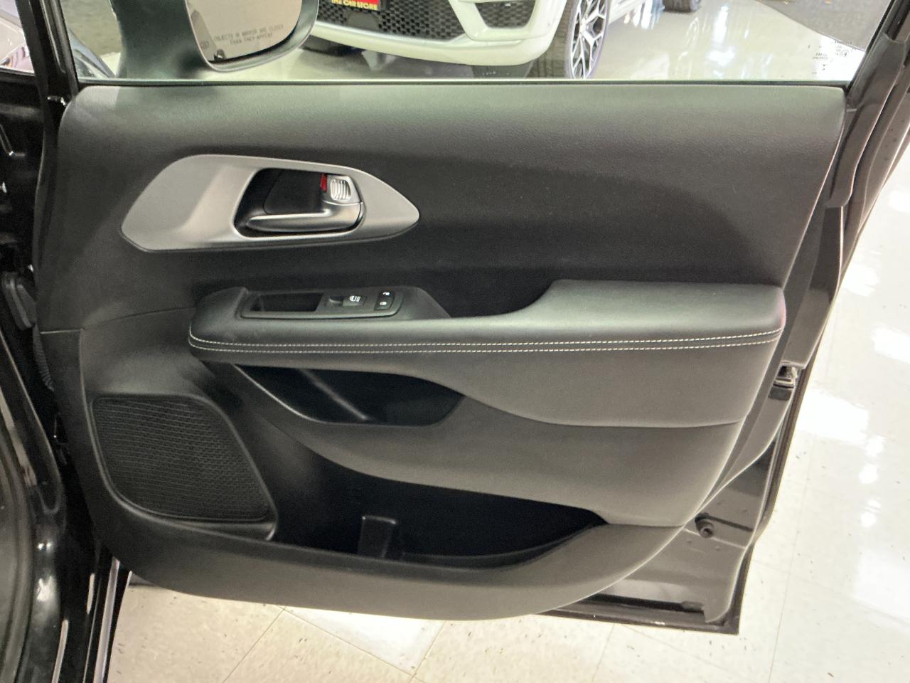 Chrysler Pacifica Touring FWD 2023