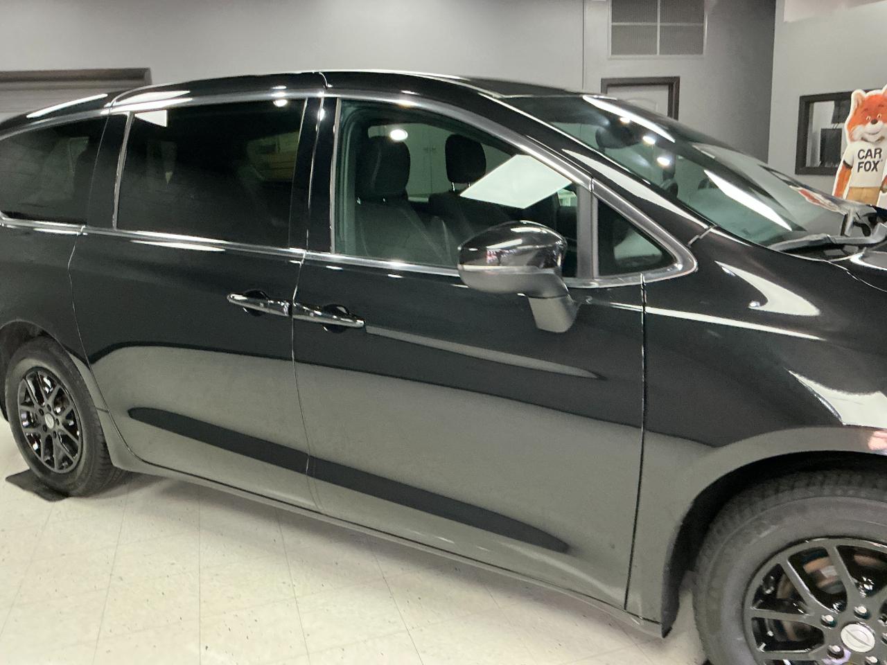 Chrysler Pacifica Touring FWD 2023