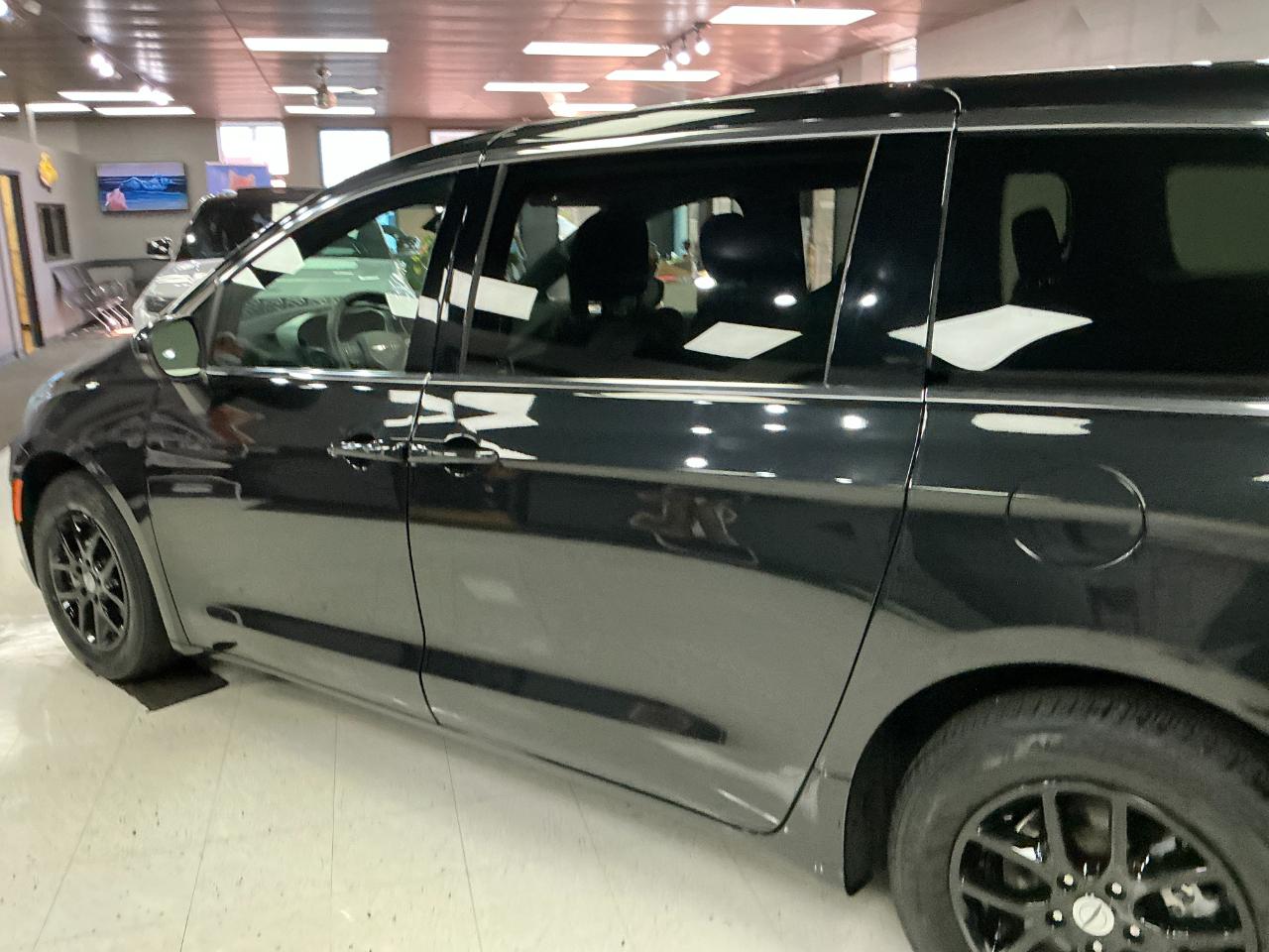 Chrysler Pacifica Touring FWD 2023
