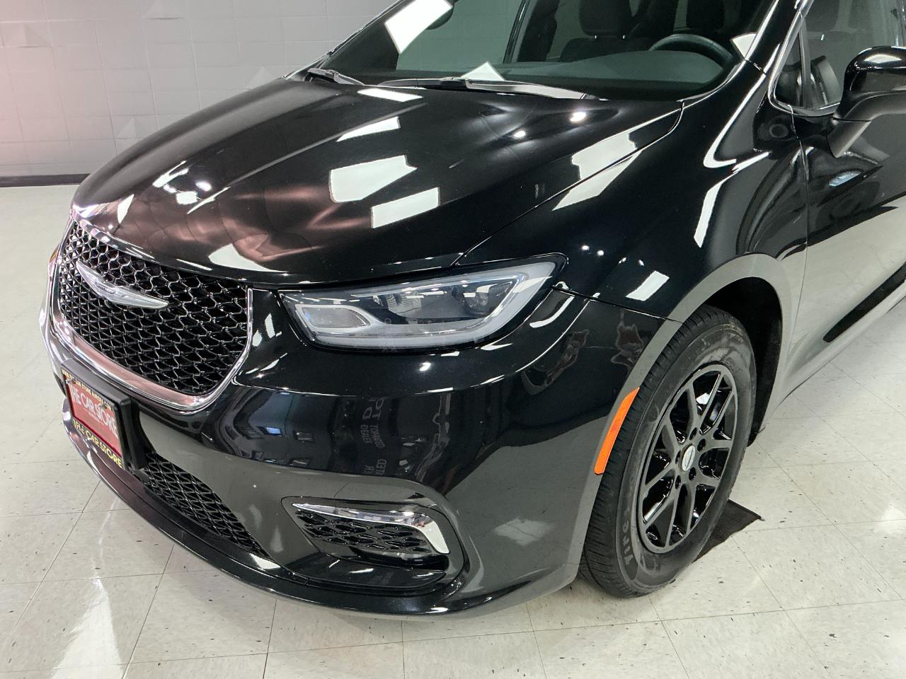 Chrysler Pacifica Touring FWD 2023