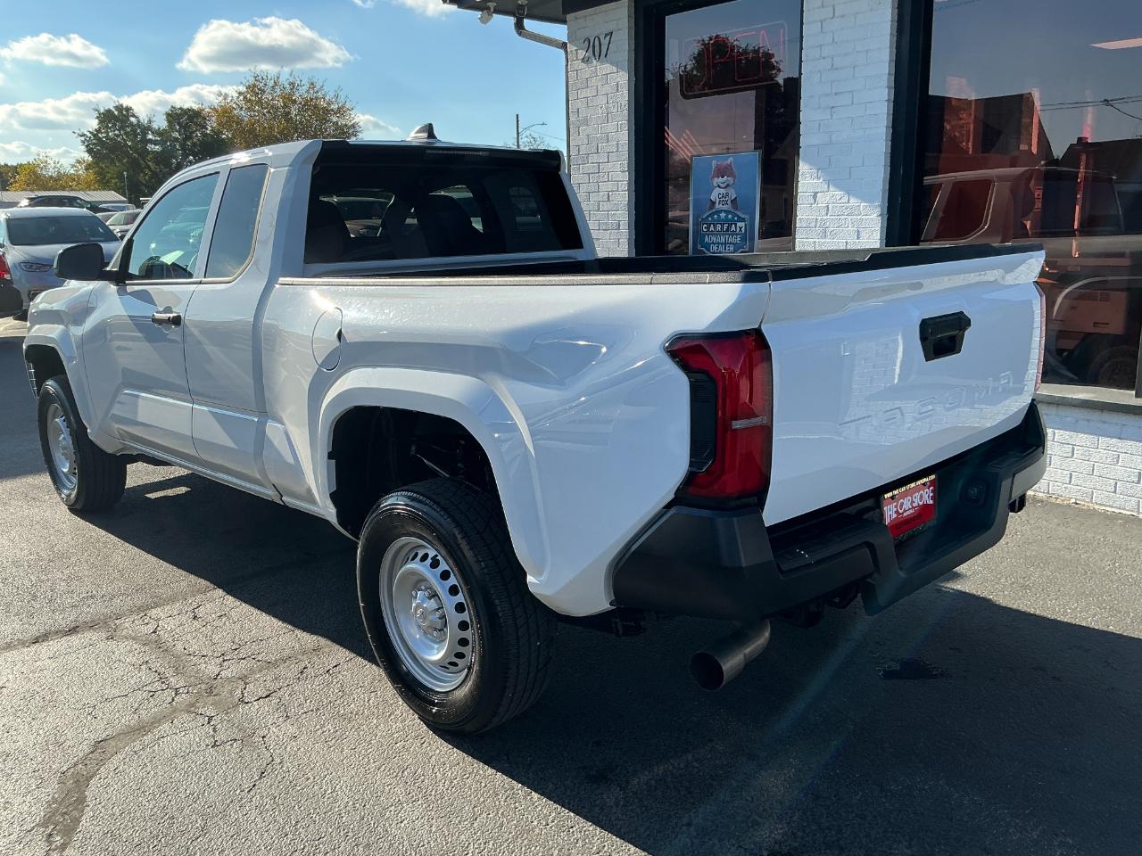 Toyota Tacoma 2WD SR XtraCab 6' Bed AT (Natl) 2024
