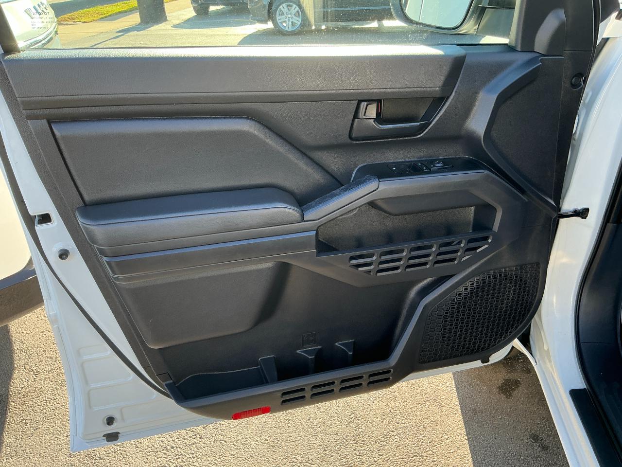 Toyota Tacoma 2WD SR XtraCab 6' Bed AT (Natl) 2024
