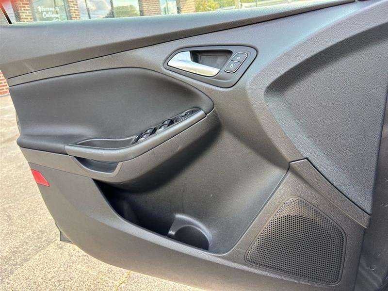 2018 Ford Focus Sedan photo 4