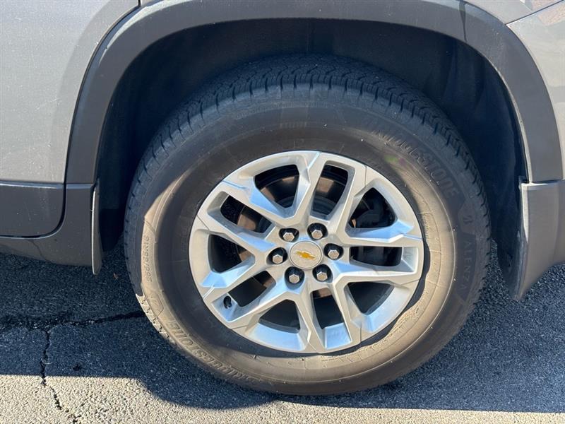 2021 Chevrolet Traverse LS photo 2