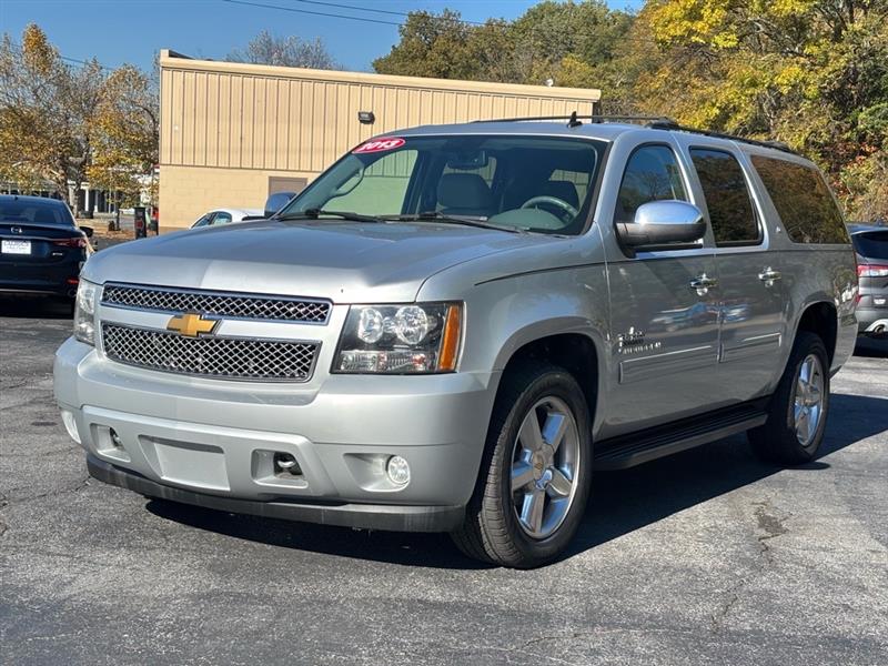 2013 Chevrolet Suburban LT's photo