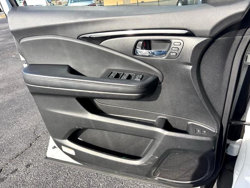 Honda Pilot Touring w/Rear Captains Chairs 2021