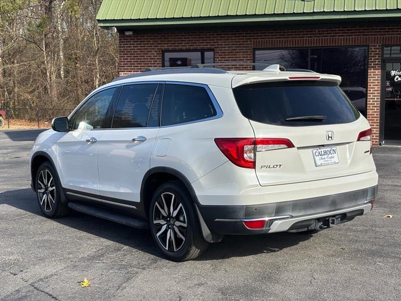 Honda Pilot Touring w/Rear Captains Chairs 2021