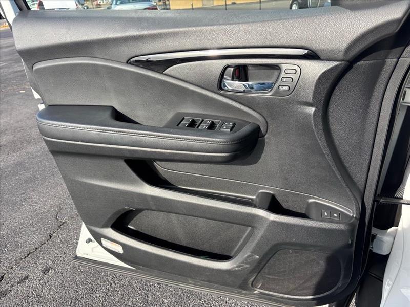 Honda Pilot Touring w/Rear Captains Chairs 2021