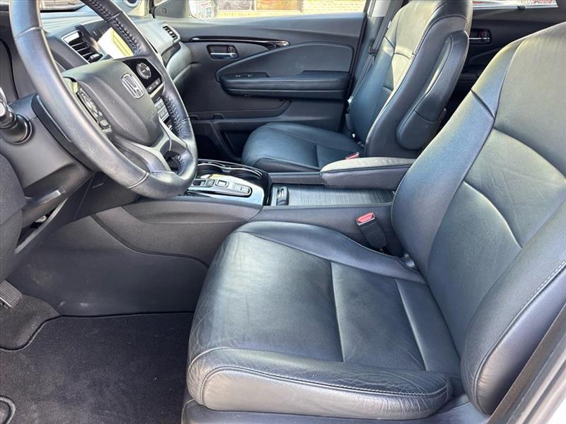 Honda Pilot Touring w/Rear Captains Chairs 2021