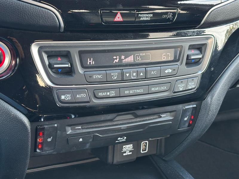 Honda Pilot Touring w/Rear Captains Chairs 2021