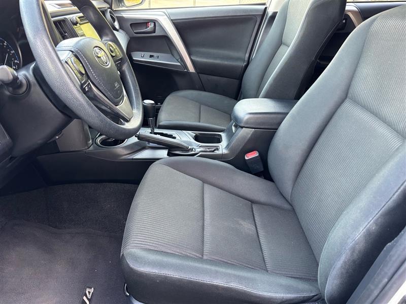 Toyota RAV4 LE FWD 2017