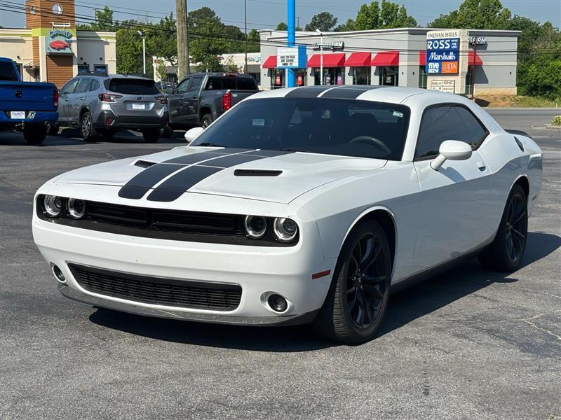 2017 Dodge Challenger SXT's photo