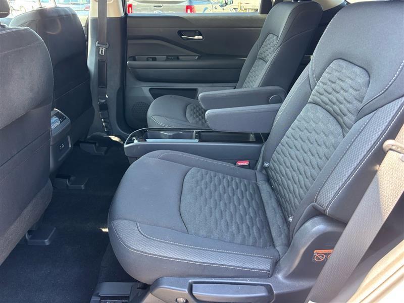 Nissan Pathfinder SV 2022