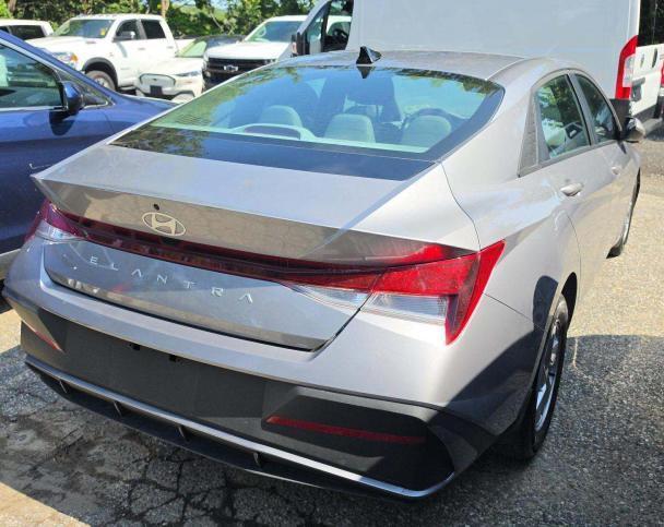 Hyundai Elantra SE 2025