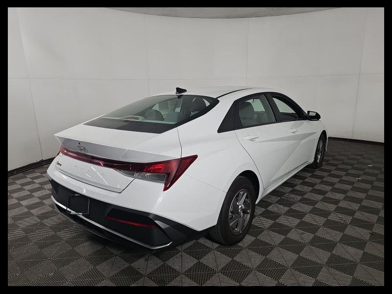 Hyundai Elantra SE 2025