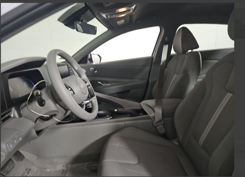 Hyundai Elantra SE 2025