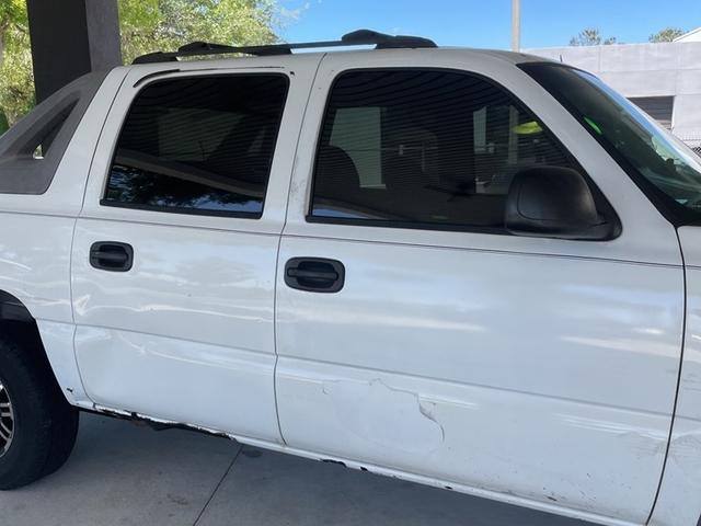 White 2005 Chevrolet Avalanche Pickup Truck Four-Wheel Drive Automatic