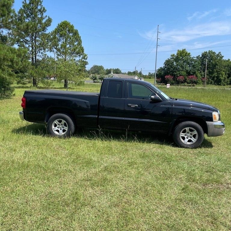 2005 Dodge Dakota 2dr Club Cab 131" WB SLT