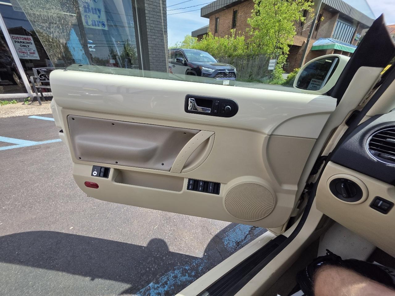 Volkswagen New Beetle S Convertible 2008