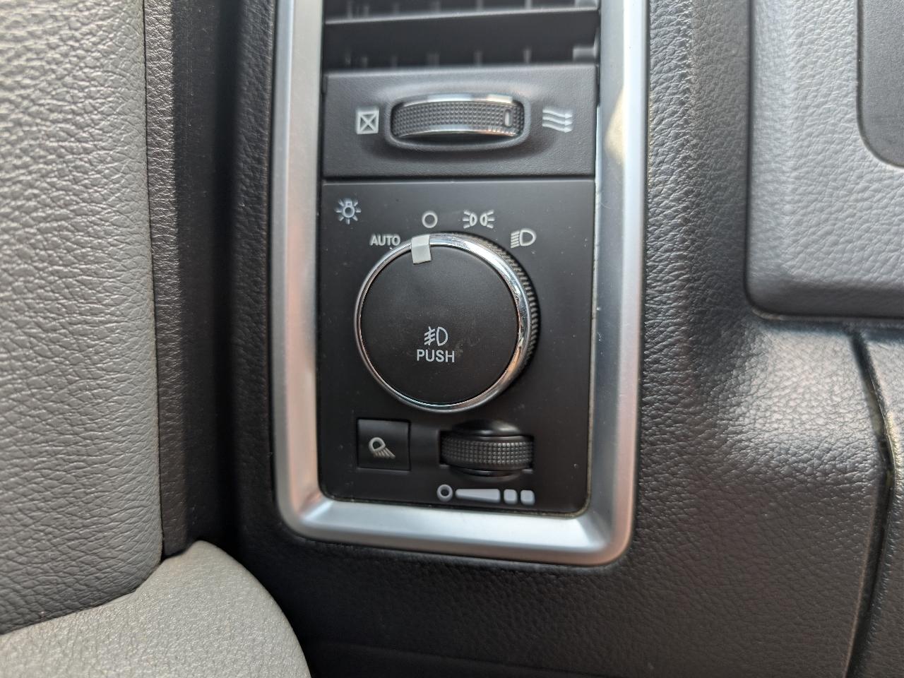 RAM 1500 SLT Crew Cab SWB 4WD 2016