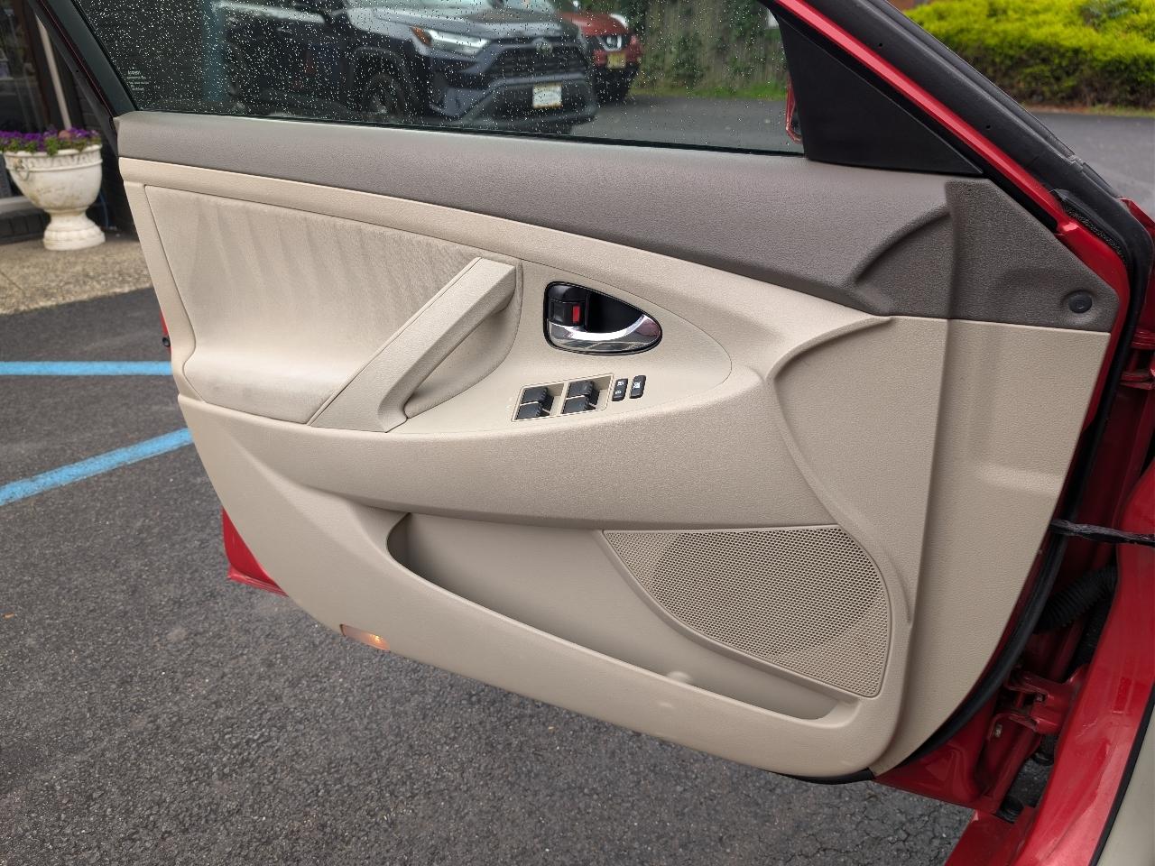 Toyota Camry Base 6-Spd AT 2011