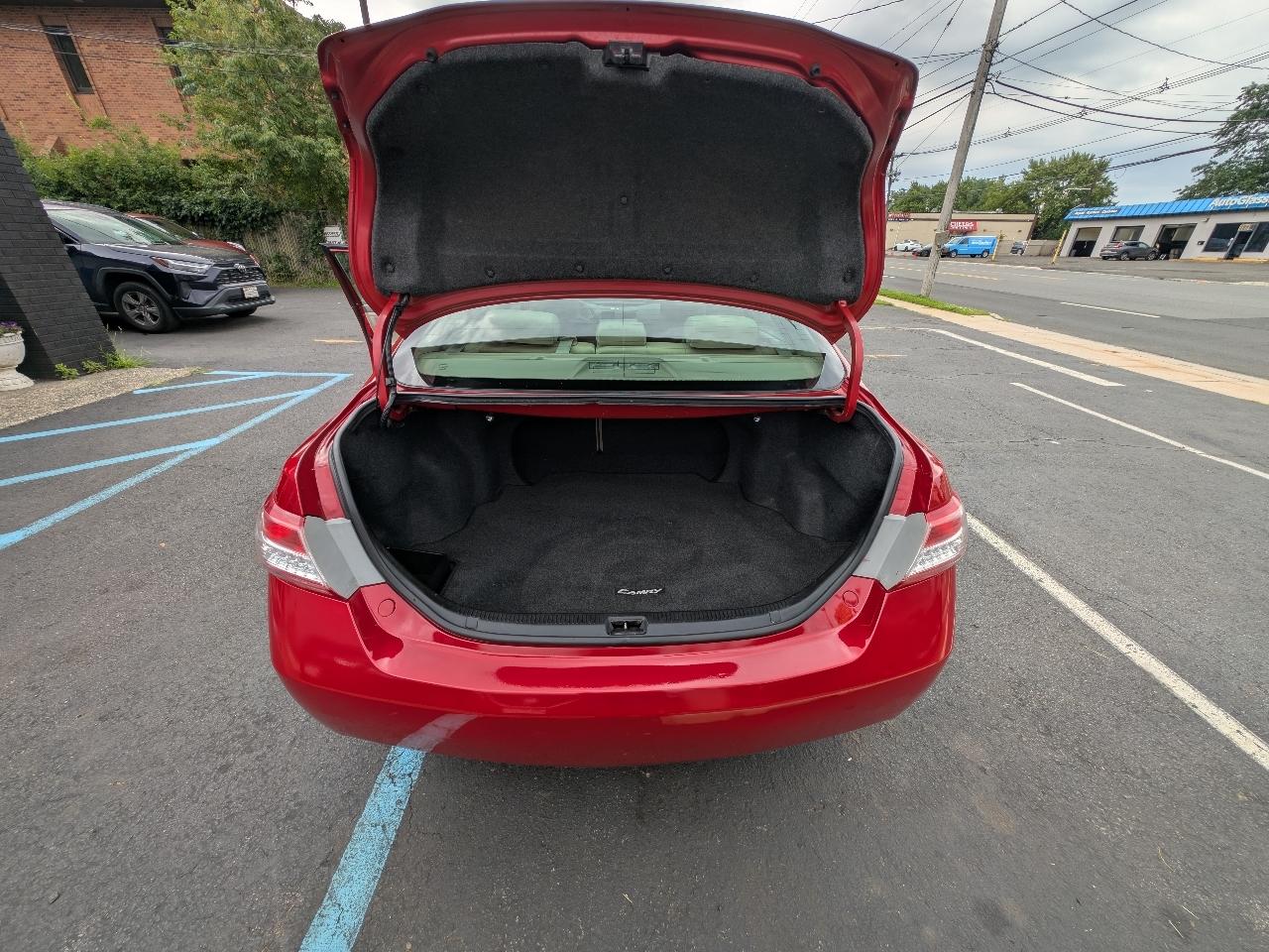 Toyota Camry Base 6-Spd AT 2011