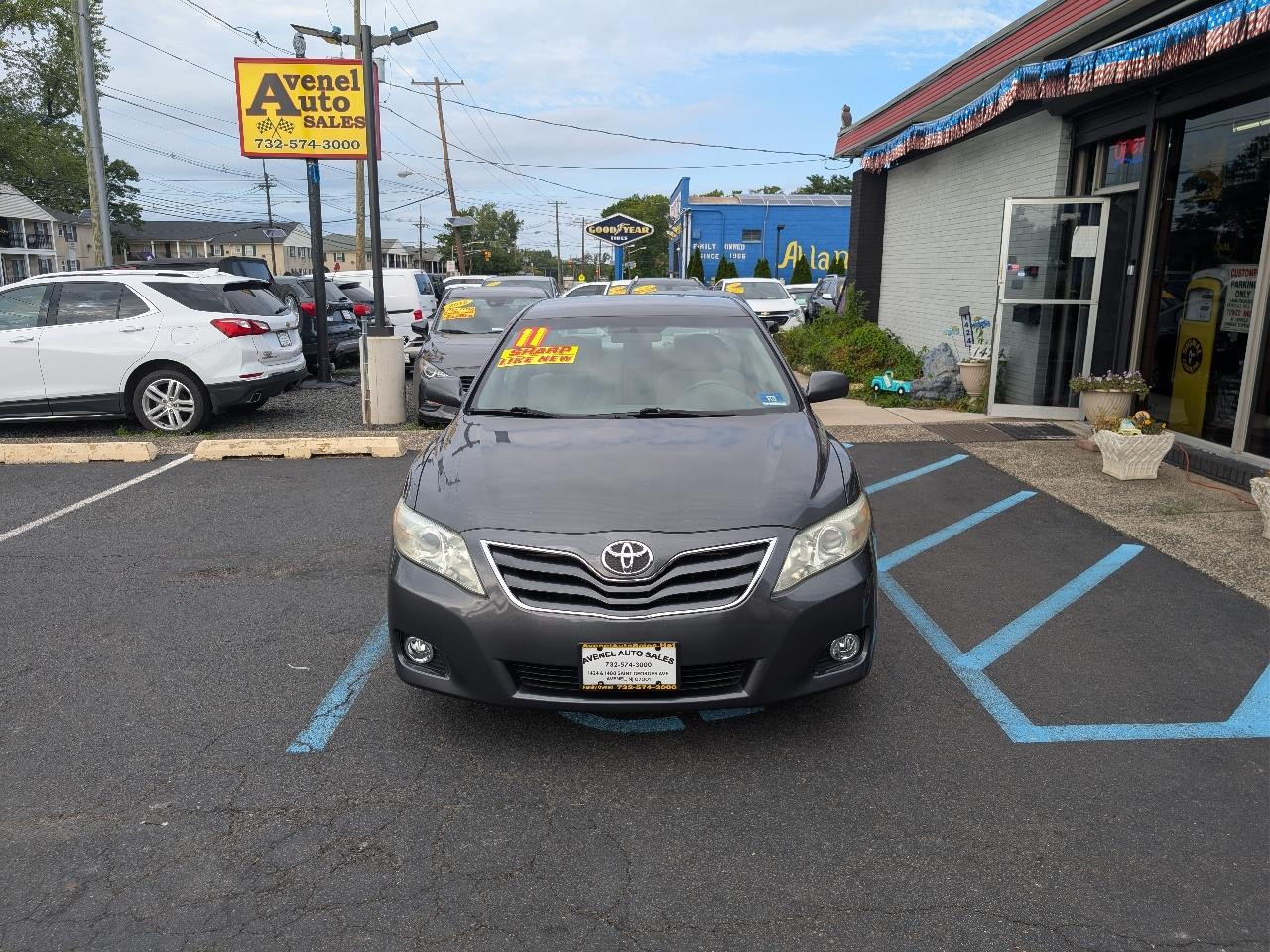 Toyota Camry XLE V6 6-Spd AT 2011