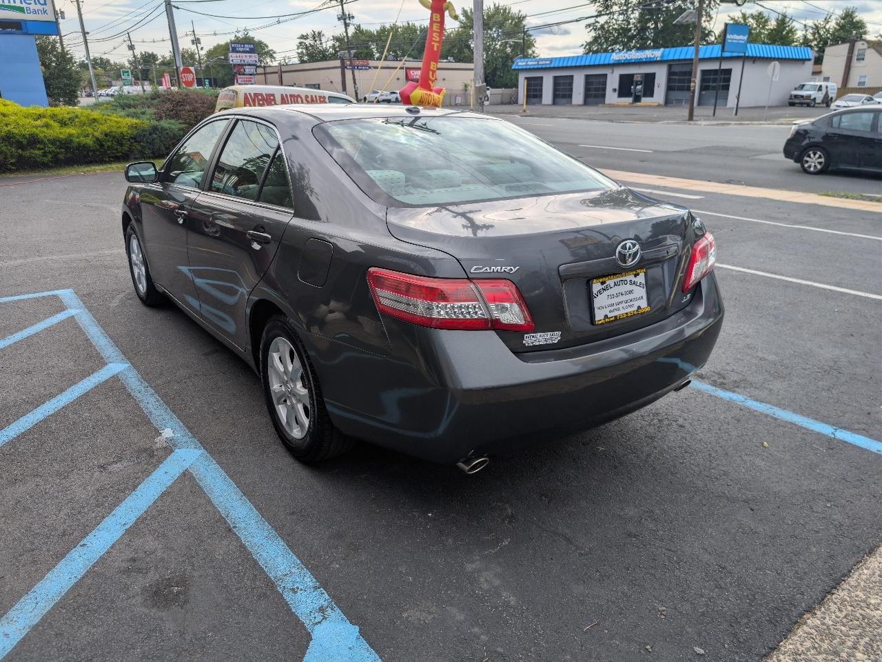 Toyota Camry XLE V6 6-Spd AT 2011
