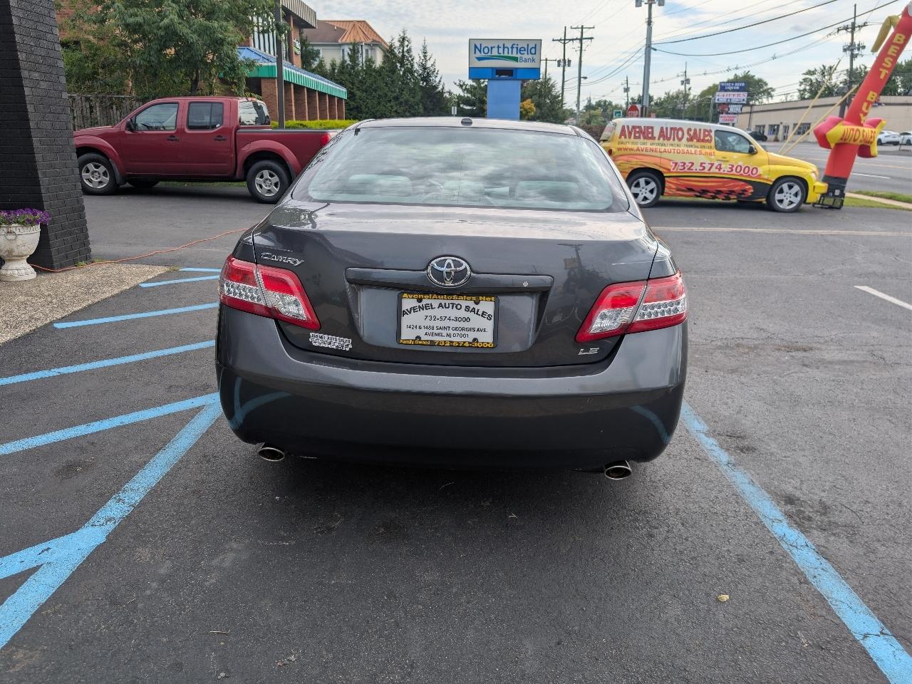 Toyota Camry XLE V6 6-Spd AT 2011