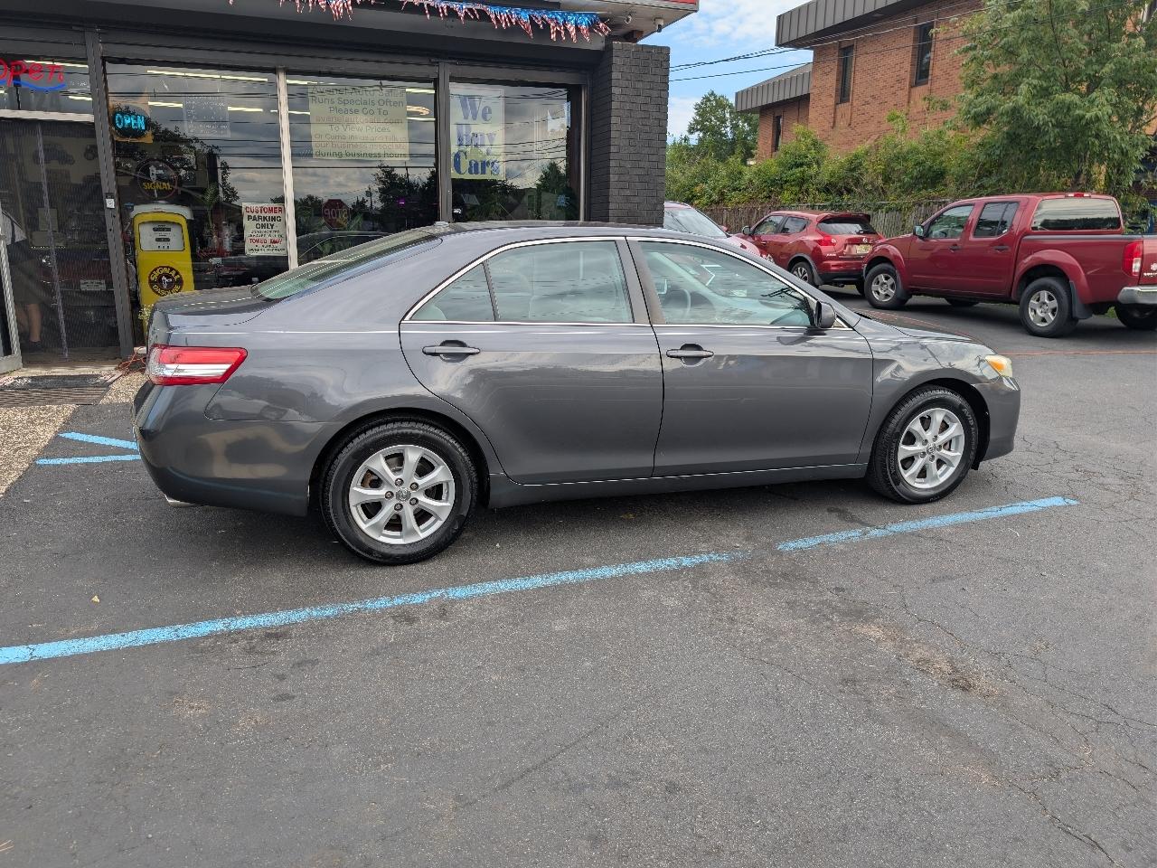 Toyota Camry XLE V6 6-Spd AT 2011
