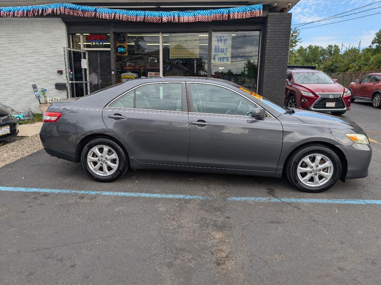 Toyota Camry XLE V6 6-Spd AT 2011