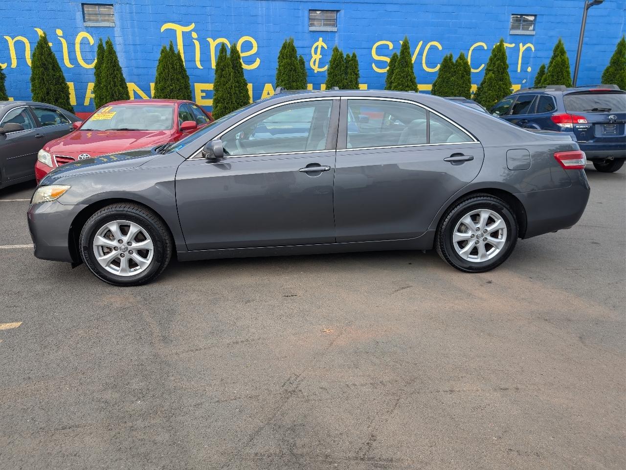 Toyota Camry XLE V6 6-Spd AT 2011