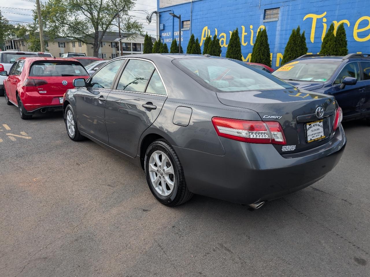 Toyota Camry XLE V6 6-Spd AT 2011