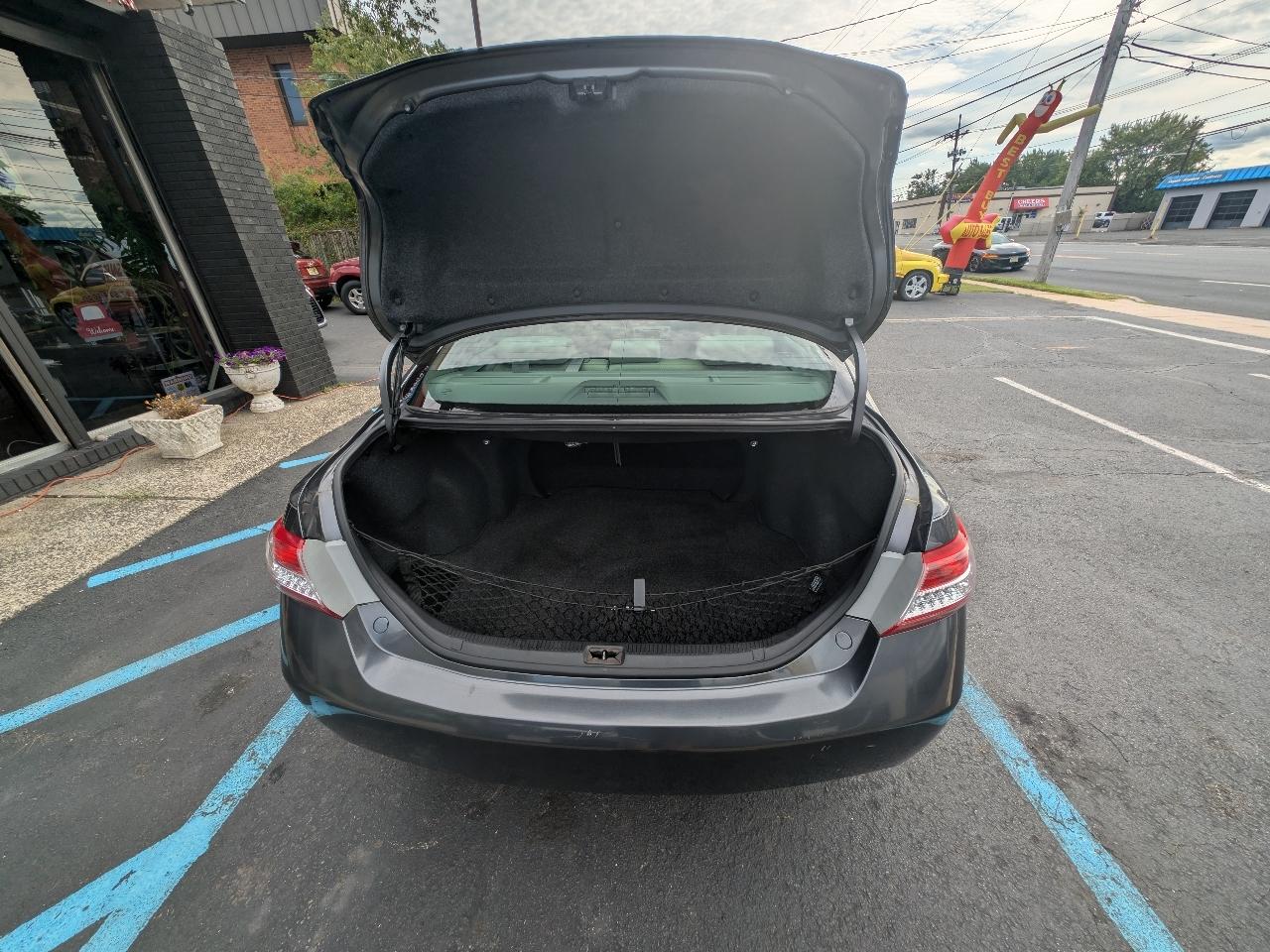 Toyota Camry XLE V6 6-Spd AT 2011