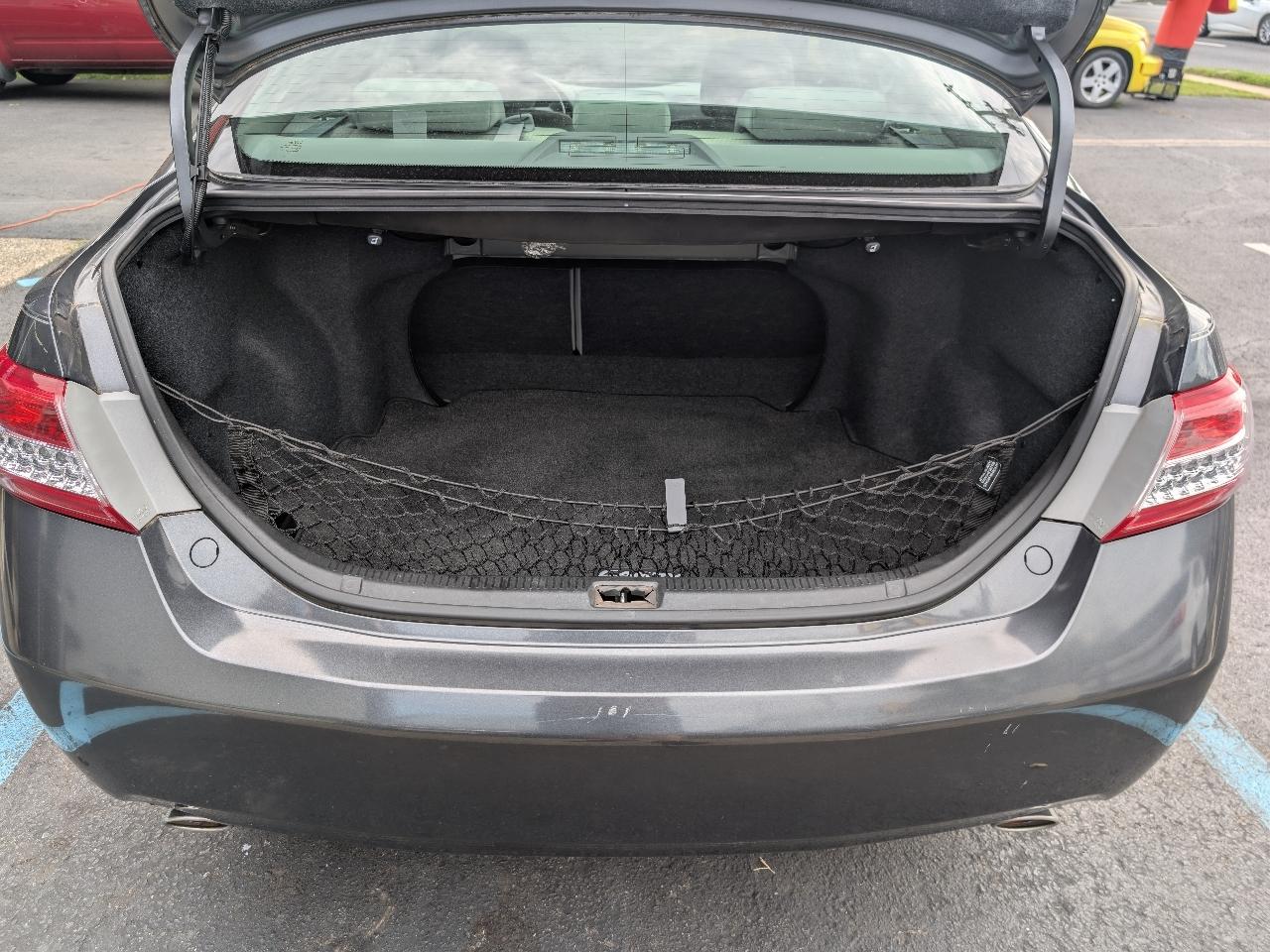Toyota Camry XLE V6 6-Spd AT 2011