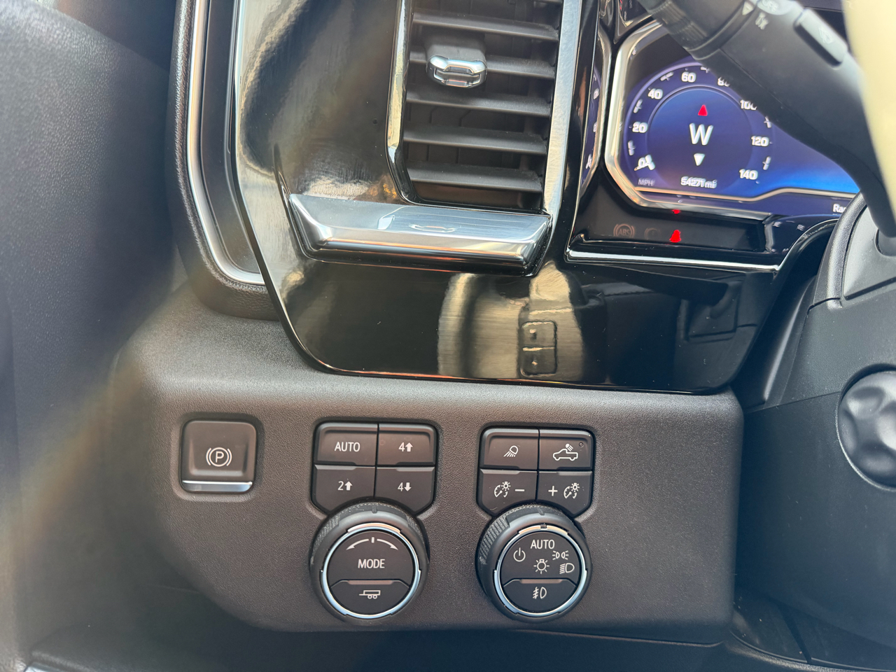 Chevrolet Silverado 1500 4WD Crew Cab 147" LTZ 2024