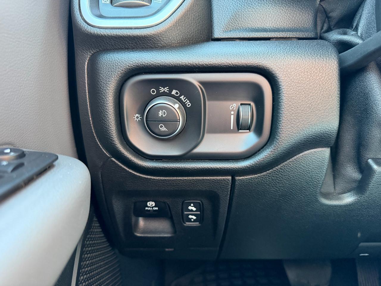 RAM 1500 Big Horn 4x4 Crew Cab 5'7" Box 2021