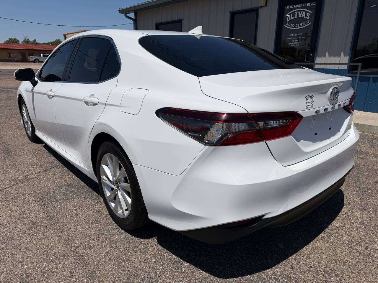 Toyota Camry LE Auto (Natl) 2021