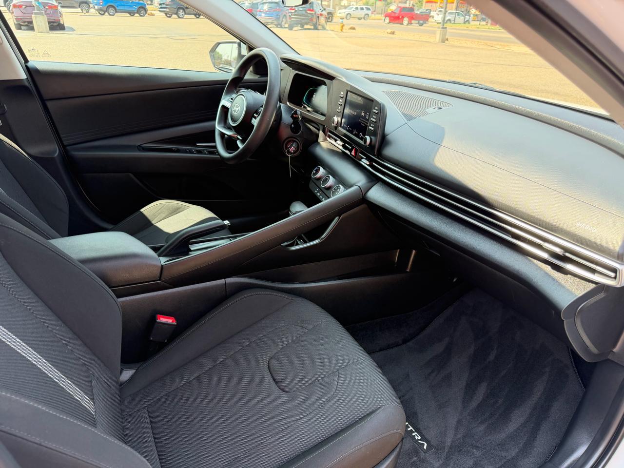 Hyundai Elantra SE 4D Sedan 2025