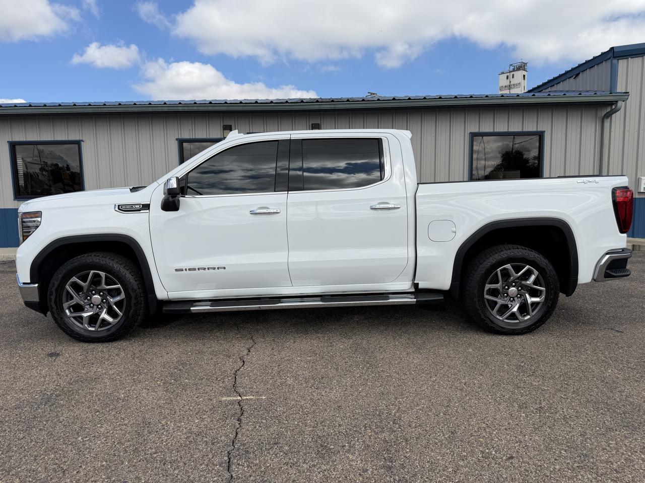 GMC Sierra 1500 4WD Crew Cab 147" SLT 2022