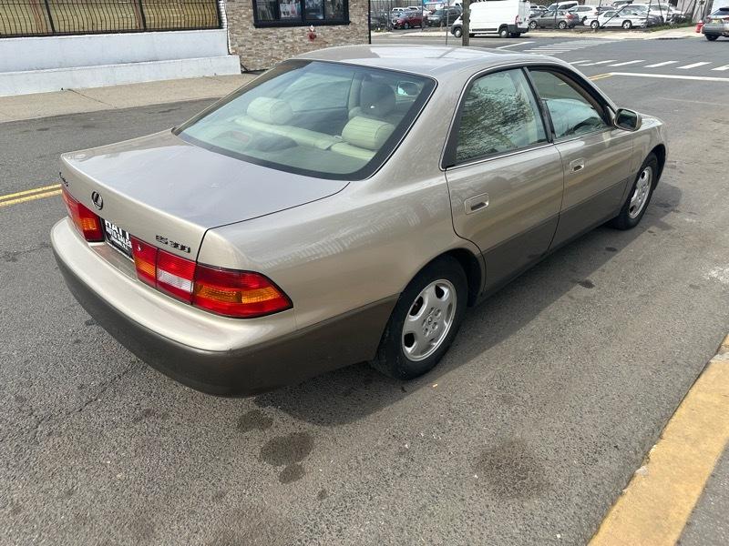 Lexus ES 300 Base 1999
