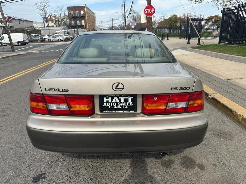 Lexus ES 300 Base 1999