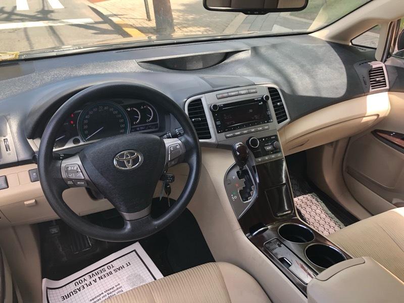 Toyota Venza LE I4 AWD 2012