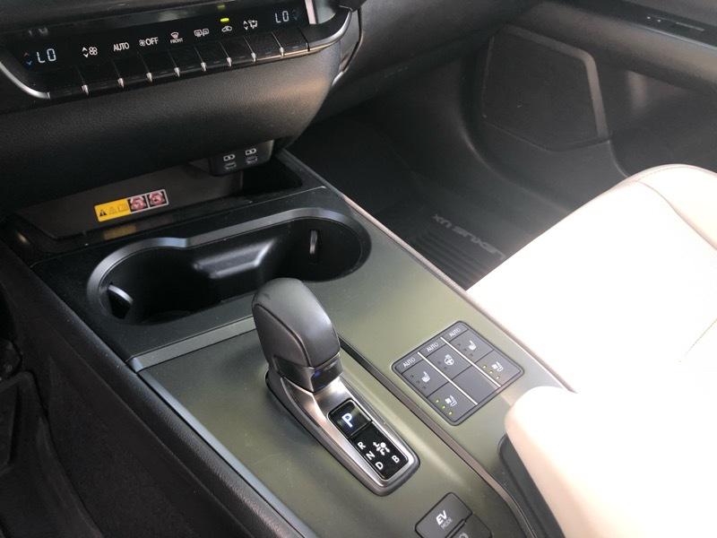 Lexus UX 300h Premium AWD 2025