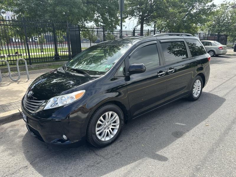 2015 Toyota Sienna XLE 8-Passenger V6
