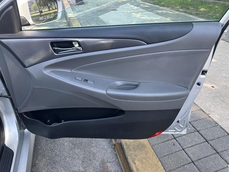 Hyundai Sonata Hybrid Sedan 2012