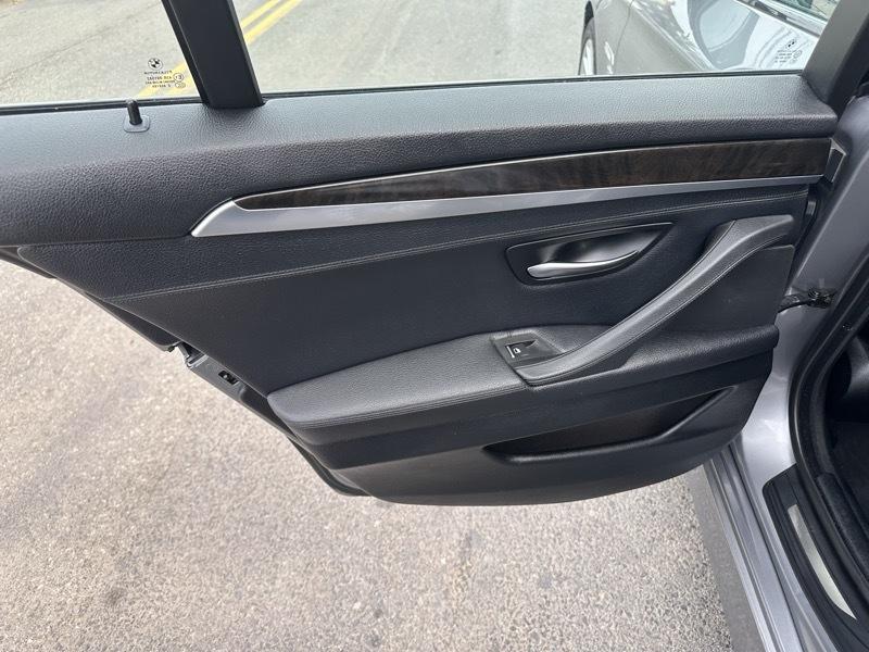 BMW 5-Series 550i xDrive 2012