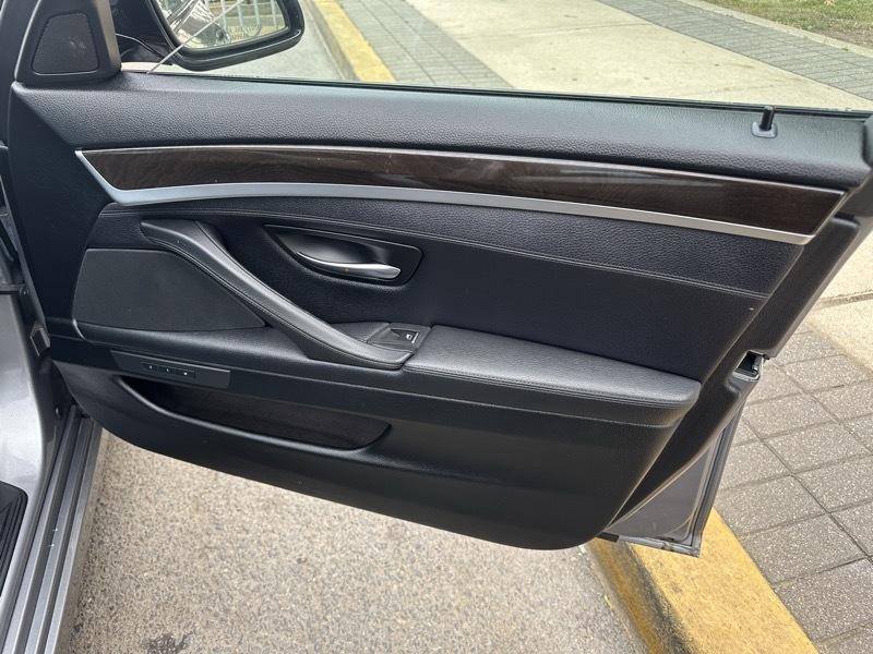 BMW 5-Series 550i xDrive 2012