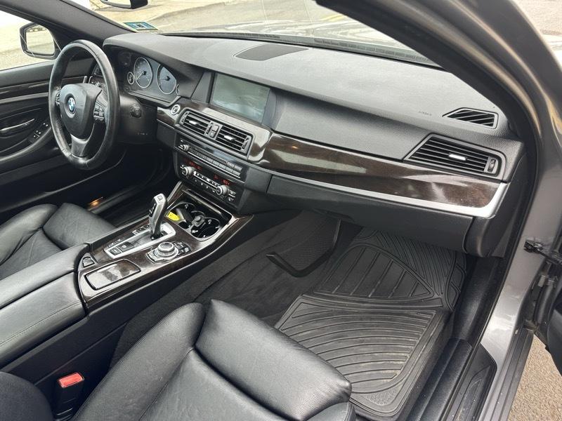 BMW 5-Series 550i xDrive 2012