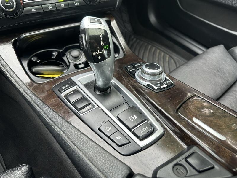 BMW 5-Series 550i xDrive 2012